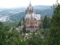 Sieht aus, wie ein restauriertes Märchenschloss. Irgendwo auf dem Weg nach unten.