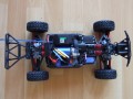 Das ist das Chassis des Slash mit ausgefeiltem Fahrwerk, horizontalen Federbeinen, einstellbarer Federvorspannung, dem kleinen Computer VXL-3m (Fahrtenregler bzw. Motorsteuerung) und dem Velineon 380, einem "Brushless" Motor, der also ohne Kohlekontakte arbeitet. So, wie er jetzt da steht, out of the Box, soll er knapp 50 km/h schnell sein :)